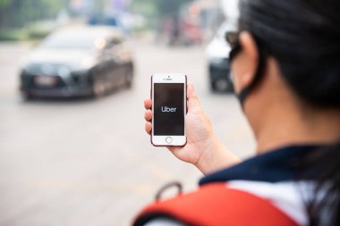Chiang Mai, Tayland-Mart 23. 2019 Uber el ele tutuşma uygulaması
