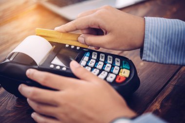 Kredi kartıyla ödeme, krediyle satın alma ve satma