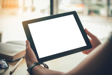 Tabletler ve ofiste dizüstü bilgisayarlar ile çalışan iş kadınları.