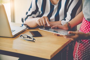 Garson geri kalan müşterilerin siparişlerini kabul ediyor.