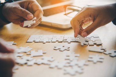 İşletme ekibi bir parça beyaz bulmacayı çözmek üzere. 