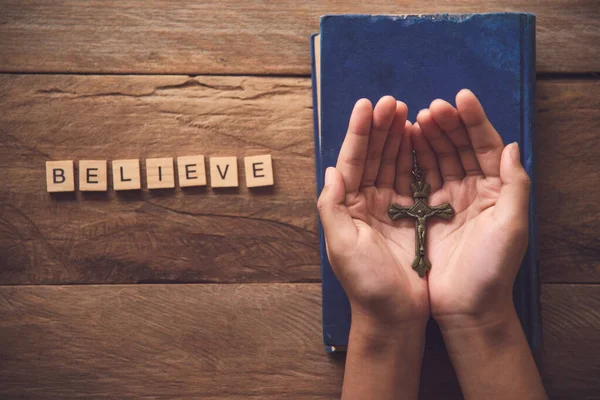 Lidské ruce otevírají dlaň křesťanskou pro požehnání a naděje Modlete se — Stock fotografie