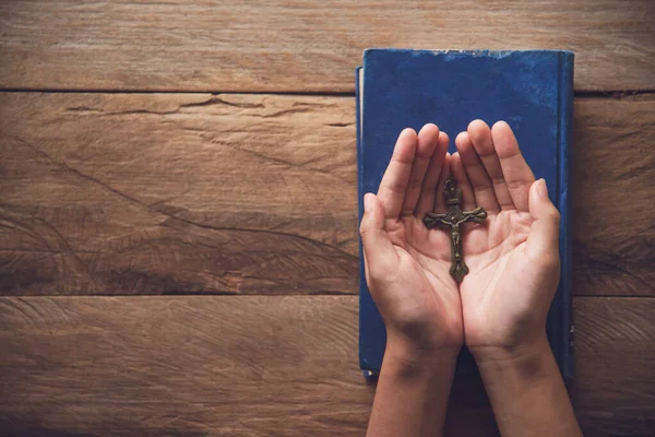 Lidské ruce otevírají dlaň křesťanskou pro požehnání a naděje Modlete se — Stock fotografie