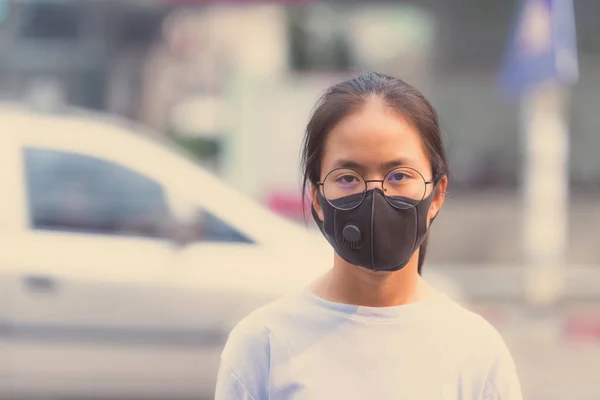 Girl wearing a black noses N95 cloth to prevent dust pm 2.5 whic — Stock Photo, Image