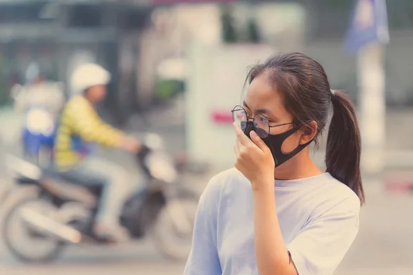 Girl wearing a black noses N95 cloth to prevent dust pm 2.5 whic — Stock Photo, Image