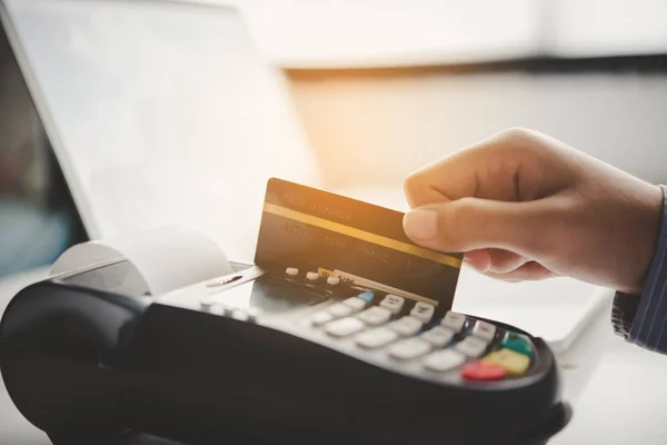 Оплата кредитной картой, покупка и продажа товаров с использованием системы Cred — стоковое фото