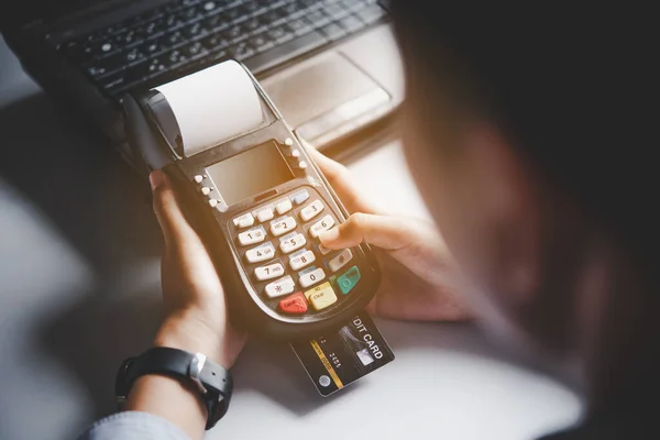 Оплата кредитной картой, покупка и продажа товаров с использованием системы Cred — стоковое фото