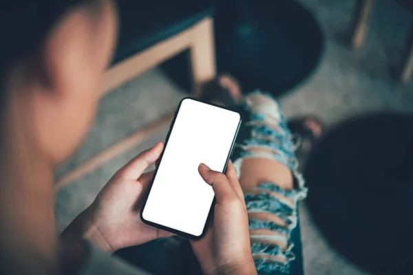 Handhållen mobiltelefon med blank vit skärm på låret med — Stockfoto