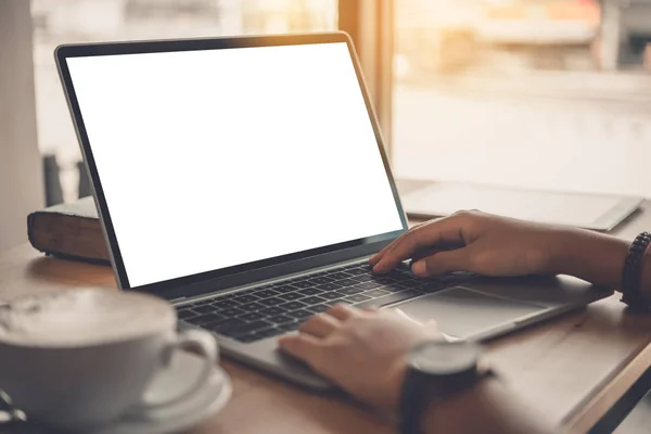 Mulher de negócios trabalhando no computador portátil no escritório — Fotografia de Stock