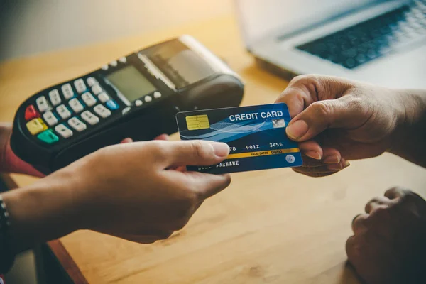 Kredi kartını kullanarak kredi kartını kapat. 