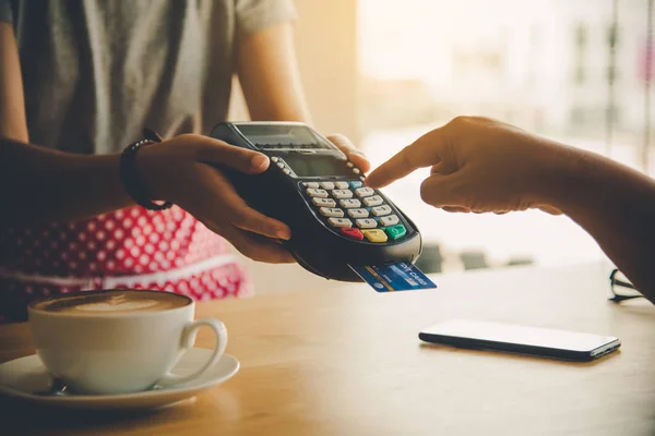 Fechar a mão usando cartão de crédito para pagar enviando o crédito — Fotografia de Stock