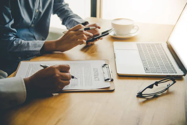 Ondernemers contracteren in het koop- en verkoopcontract. — Stockfoto