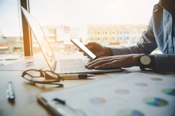 Zakenvrouw werken op laptopcomputer in kantoor — Stockfoto