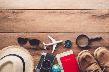Seyahat aksesuarları kostümleri. Pasaportlar, bavullar yolculuk için hazırlanan haritalar.