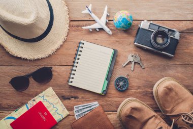 Seyahat aksesuarları kostümleri. Pasaportlar, bavullar yolculuk için hazırlanan haritalar.