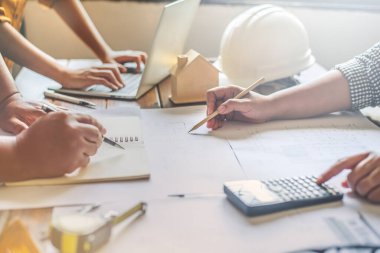 Mühendislerden oluşan bir ekip bir mimarlık ofisinde birlikte çalışıyor.