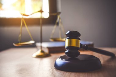 Hukuk tema, Yargıç, icra memurları, kanıta dayalı durumları ve dikkate alınan belgeler çekiç.