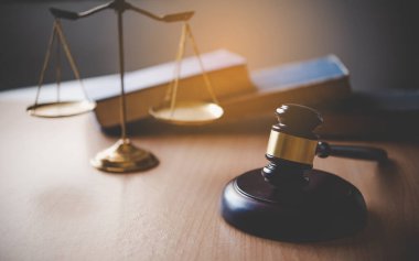Hukuk tema, Yargıç, icra memurları, kanıta dayalı durumları ve dikkate alınan belgeler çekiç.