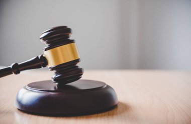 Hukuk tema, Yargıç, icra memurları, kanıta dayalı durumları ve dikkate alınan belgeler çekiç.