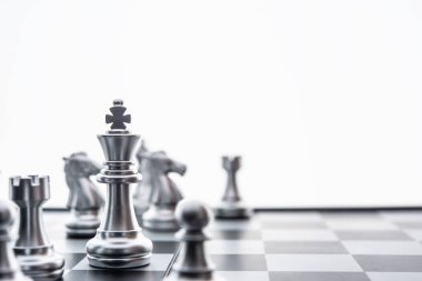 Satranç tahtası iş fikirleri, rekabet ve kurnaz plan konsepti başarı anlamına gelir. 