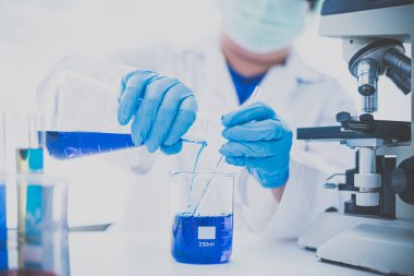  Ekipman ve bilim deneyleri. Petrol, deney tüpü mavisi ile bilim adamı laboratuarda araştırma yapıyor..