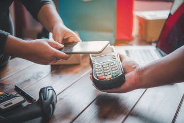 Müşteri faturasını akıllı telefondan NFC teknolojisi kullanarak ödüyor. El yapımı ödemenin erişimi olmayan makine ile kapatılması.