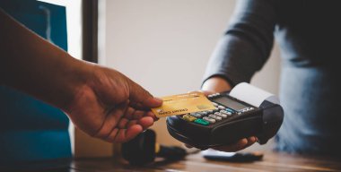 Kredi kartıyla kredi kartını kullanarak kredi kartı geçiş makinesindeki personele göndererek kapatabilirsin. Çevrimiçi ödeme