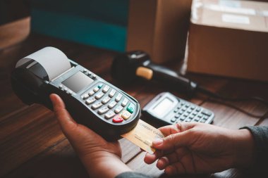 Kredi kartıyla ödeme, kredi kartı geçiş makinesi kullanarak ürünleri alıp satma