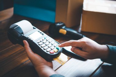 Kredi kartıyla ödeme, kredi kartı geçiş makinesi kullanarak ürünleri alıp satma