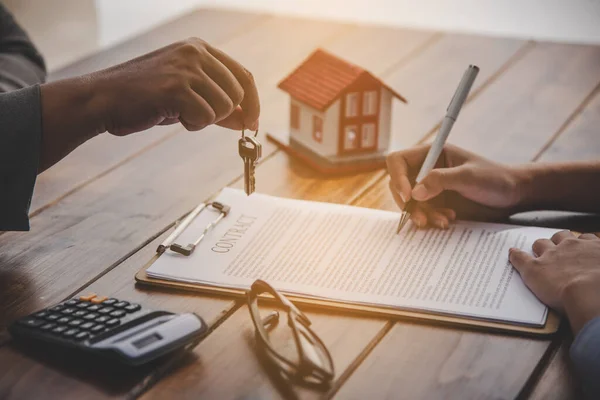 Firmantes Casa Firmando Documento Préstamo Firma Propiedad Vivienda Con Los — Foto de Stock