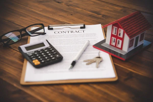 Modelo Casa Colocado Contrato Colocado Uma Mesa Madeira Hipoteca Investimento — Fotografia de Stock