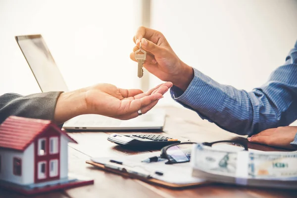 Immobilienmakler Übergibt Dem Hauskäufer Die Schlüssel Und Unterschreibt Den Vertrag — Stockfoto