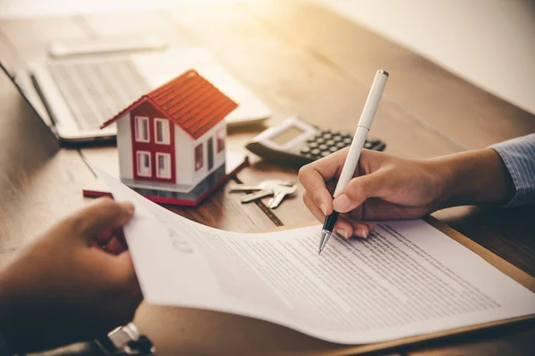 Firmantes Casa Firmando Documento Préstamo Firma Propiedad Vivienda Con Los — Foto de Stock