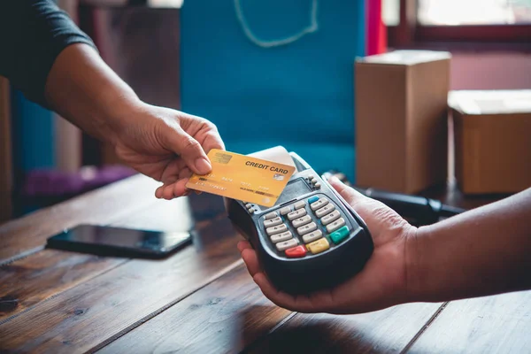 Kredi kartıyla kredi kartını kullanarak kredi kartı geçiş makinesindeki personele göndererek kapatabilirsin. Çevrimiçi ödeme