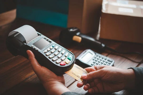 Pagamento Com Cartão Crédito Compra Venda Produtos Usando Uma Máquina — Fotografia de Stock