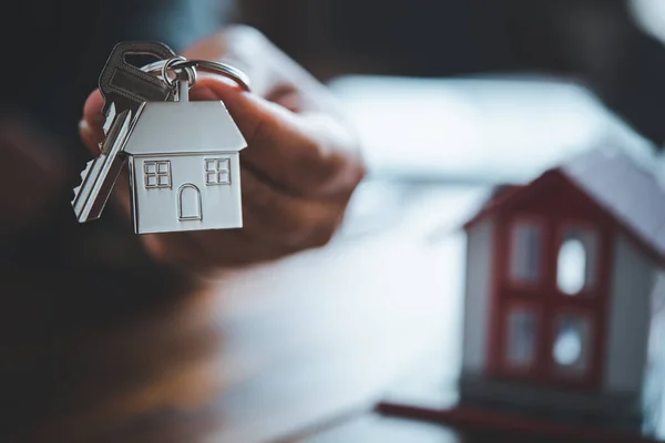 Verkäufer Hausschlüssel Konzept Hausschlüssel Für Neues Haus Hauskauf — Stockfoto