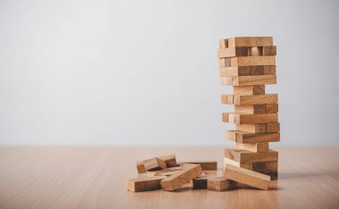 Oyun, kuleden bir tahta bloğa çekildi. İş dünyasındaki konsept iş riskleri. İş hayatındaki riskleri azaltmak için planlama meditasyonu gereklidir.. 