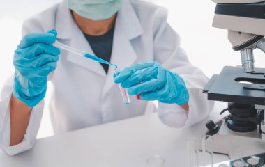 Bilim insanları laboratuardaki tıp bilimi eğitiminde virüslere karşı aşıları araştırıyorlar..