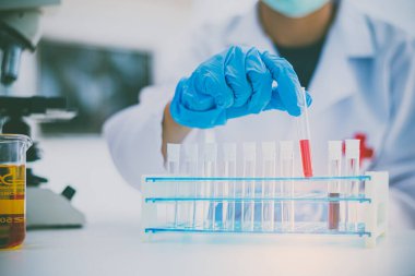 Bilim insanları laboratuardaki tıp bilimi eğitiminde virüslere karşı aşıları araştırıyorlar..