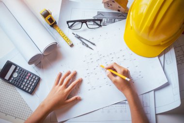  Ofiste planlarla çalışan mühendis, mimari plan için işyerinde teftiş, inşaat projesi, iş inşaatı 