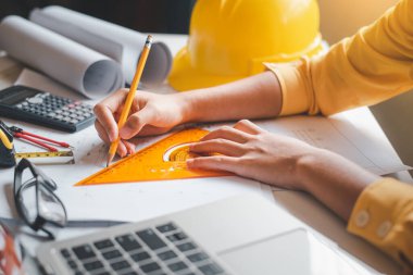  Ofiste planlarla çalışan mühendis, mimari plan için işyerinde teftiş, inşaat projesi, iş inşaatı 