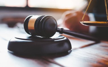 Hukuk tema, Yargıç, icra memurları, kanıta dayalı durumları ve dikkate alınan belgeler çekiç.