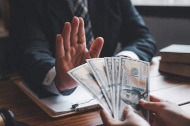 İş adamları kontrat imzalarken rüşvet almayı reddediyor. Yolsuzlukla mücadele kavramı.