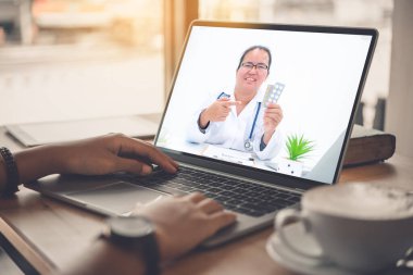 Hastanın doktora danışma noktası laptop, akıllı telefon gibi sosyal medya aracılığıyla. Ev yapımı doktor ve hasta konsepti.