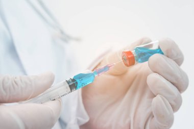 Şırıngalı doktor hastaya aşı yapmaya hazır. Aşılama kavramı.