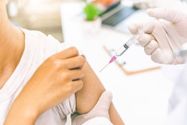 Doktor şu anda kollarını kullanarak hastaları tedavi ediyor. Virüsleri önlemek ve tedavi etmek için aşı ya da ilaç.