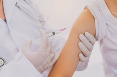 Doktor şu anda kollarını kullanarak hastaları tedavi ediyor. Virüsleri önlemek ve tedavi etmek için aşı ya da ilaç.