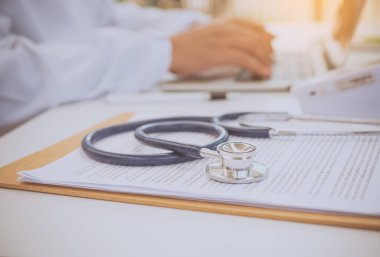 Masasında pano olan stetoskop, Doktor Hasta, Sağlık ve Tıbbi Konsept Öneriyor.