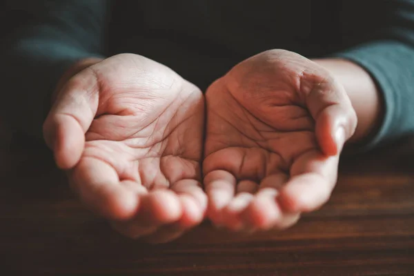 Abrir Duas Mãos Sobre Fundo Madeira Ajuda Conceito — Fotografia de Stock