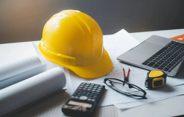 Casco Seguridad Amarillo Del Sombrero Duro Colocado Escritorio Con Plan —  Fotos de Stock